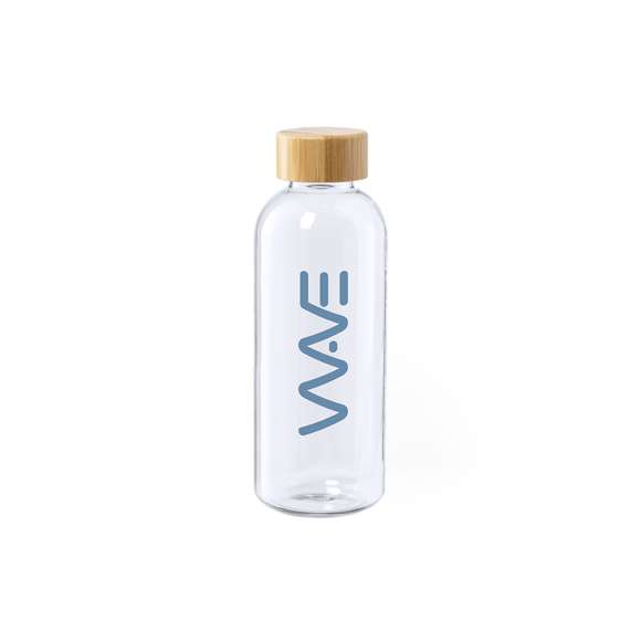 Bidón de línea nature y 600ml de capacidad. Libre de BPA, con cuerpo en RPET, elaborado a partir de plástico reciclado para así fomentar la reutilización de residuos plásticos y contribuir a la sostenibilidad del planeta. Con tapón a rosca en bambú.