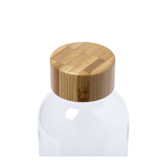 Bidón de línea nature y 600ml de capacidad. Libre de BPA, con cuerpo en RPET, elaborado a partir de plástico reciclado para así fomentar la reutilización de residuos plásticos y contribuir a la sostenibilidad del planeta. Con tapón a rosca en bambú.