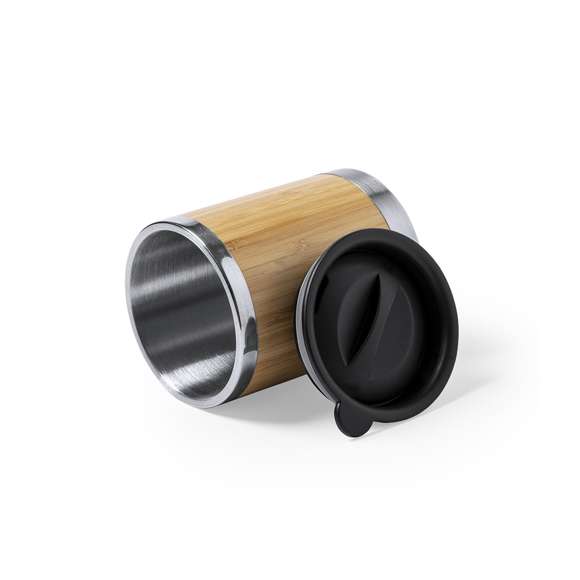 Vaso con 300ml de capacidad. Cuerpo en combinación bambú y acero inox de doble pared para mejor y más duradera conservación de la temperatura. Con original tapón dosificador de fácil apertura en negro. Es ideal para tener en tu escritorio, mesa o en cualquier superficie donde disfrutar tranquilamente de tu bebida favorita.