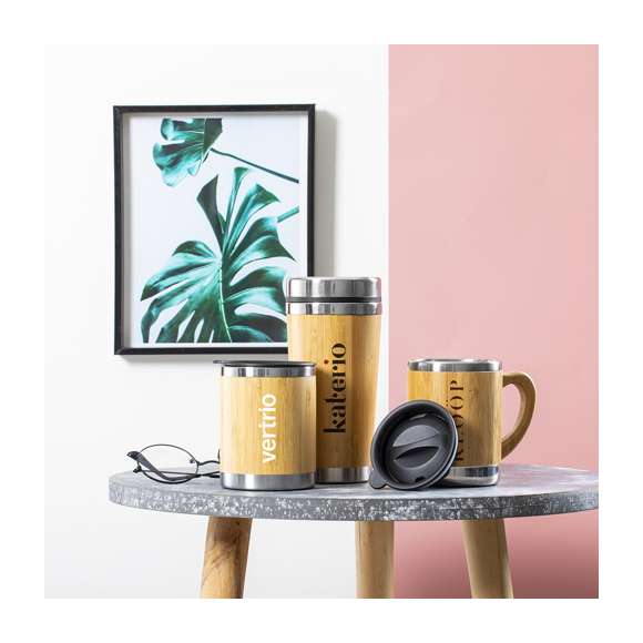 Taza de línea nature y 300ml de capacidad. Cuerpo en combinación bambú y acero inox de doble pared para mejor y más duradera conservación de la temperatura. Con original tapón dosificador. Es ideal para tener en tu escritorio, mesa o en cualquier superficie donde disfrutar tranquilamente de tu bebida favorita.