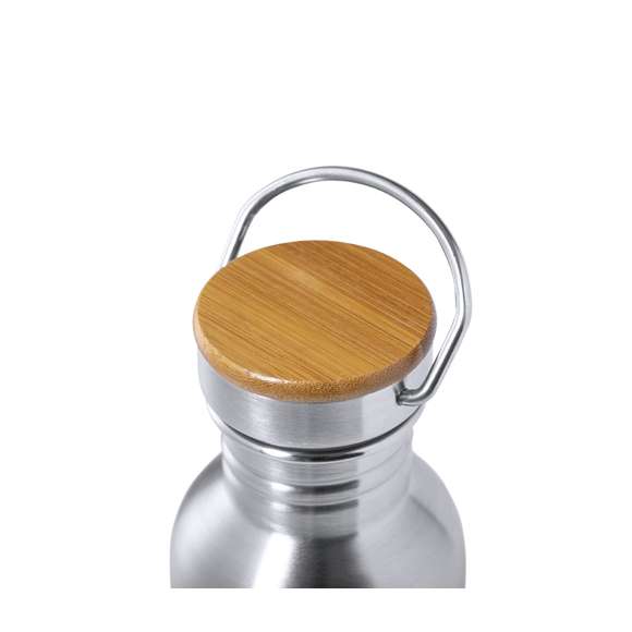 Bidón de línea nature y 800ml de capacidad. Cuerpo fabricado en acero inox y tapón en bambú con original asa metálica de transporte. Presentado en atractiva caja de diseño eco.
