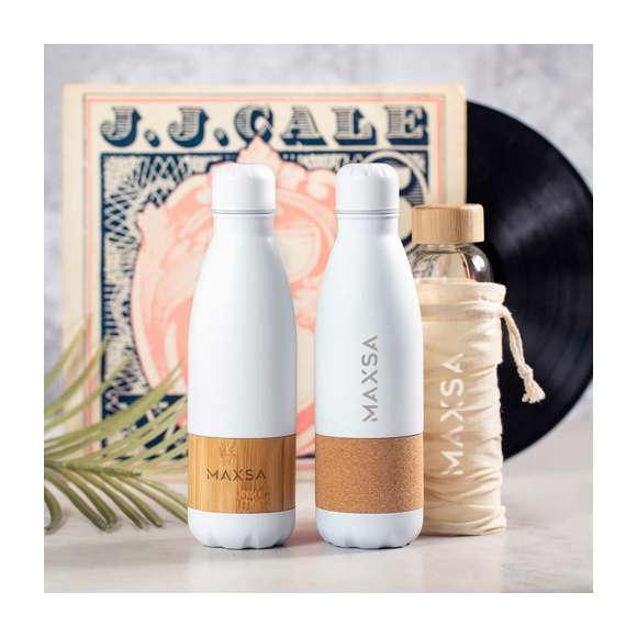 Bidón de línea nature y 750ml de capacidad. Cuerpo en acero inox de color blanco mate, con franja central en corcho natural. Tapón de seguridad de rosca a juego y presentado en atractiva caja de diseño eco.