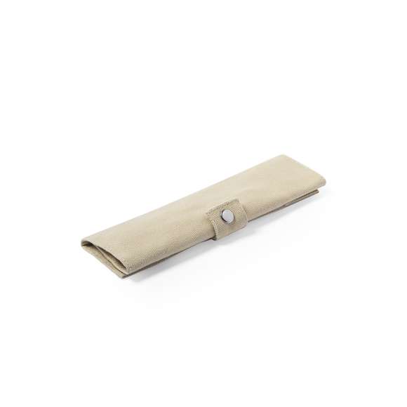  	Set de cubiertos de línea nature fabricados en bambú pulido. Incluye tenedor, cuchara, cuchillo y pajita con cepillo limpiador. Presentados en funda plegable de canvas, con elástico interior para una firme sujeción de las piezas y cierre de seguridad con corchete.