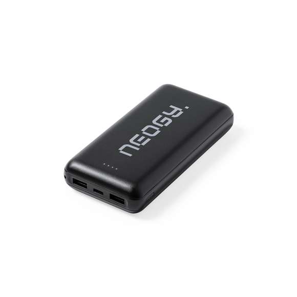Batería auxiliar externa de gran capacidad de carga -20.000 mAh-. Conexión Tipo-C de entrada/salida de corriente y salida USB doble. Con capacidad de carga simultánea de hasta 3 dispositivos. Ledes indicadores de estado de carga, diseño curvado y amplia superficie de marcaje. Presentada en atractiva caja de diseño. Las capacidades mostradas en todas nuestras baterías auxiliares externas son reales, incorporando todas ellas baterías de grado A y no recicladas, con una vida útil de al menos 500 ciclos de carga y según normativa CE. Además, están fabricadas conforme a los estándares RoHS y en cumplimiento con los siguientes requisitos de seguridad: Sistema de protección contra sobrecarga del power bank. Sistema de protección contra descarga completa que proporciona una mayor durabilidad del power bank. Sistema de bloqueo para evitar cortocircuitos. Sistema de transferencia de carga constante, acorde con la capacidad del dispositivo de destino.