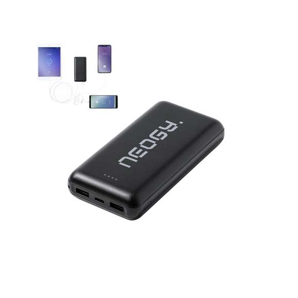 Batería auxiliar externa de gran capacidad de carga -20.000 mAh-. Conexión Tipo-C de entrada/salida de corriente y salida USB doble. Con capacidad de carga simultánea de hasta 3 dispositivos. Ledes indicadores de estado de carga, diseño curvado y amplia superficie de marcaje. Presentada en atractiva caja de diseño. Las capacidades mostradas en todas nuestras baterías auxiliares externas son reales, incorporando todas ellas baterías de grado A y no recicladas, con una vida útil de al menos 500 ciclos de carga y según normativa CE. Además, están fabricadas conforme a los estándares RoHS y en cumplimiento con los siguientes requisitos de seguridad: Sistema de protección contra sobrecarga del power bank. Sistema de protección contra descarga completa que proporciona una mayor durabilidad del power bank. Sistema de bloqueo para evitar cortocircuitos. Sistema de transferencia de carga constante, acorde con la capacidad del dispositivo de destino.