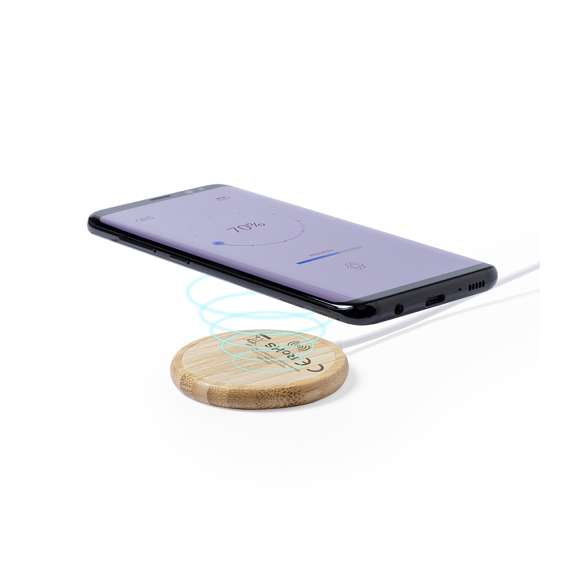 Cargador inalámbrico magnético 10W de línea nature, con carcasa fabricada en resistente bambú. Con indicador de estado de carga y cable USB de 1m. Incluye accesorio metálico con adhesivo 3M, de fijación extra fuerte y libre de residuo al despegarlo del dispositivo, permitiendo así el uso de la función magnética del cargador en cualquier dispositivo móvil. Compatible con terminales equipados con tecnología de carga inalámbrica. Amplia superficie de marcaje y presentado en atractiva caja de diseño eco. Disponible manual de instrucciones en español e inglés.