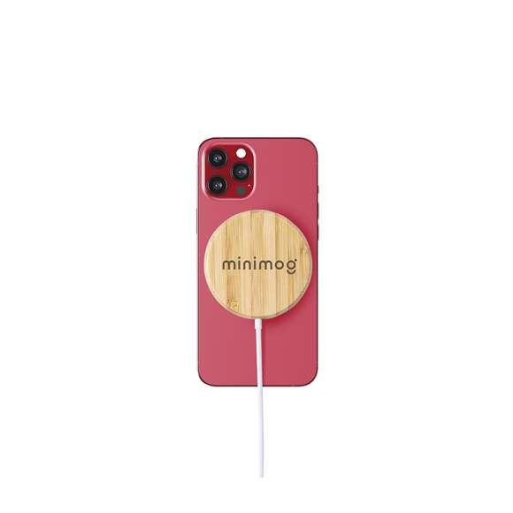 Cargador inalámbrico magnético 10W de línea nature, con carcasa fabricada en resistente bambú. Con indicador de estado de carga y cable USB de 1m. Incluye accesorio metálico con adhesivo 3M, de fijación extra fuerte y libre de residuo al despegarlo del dispositivo, permitiendo así el uso de la función magnética del cargador en cualquier dispositivo móvil. Compatible con terminales equipados con tecnología de carga inalámbrica. Amplia superficie de marcaje y presentado en atractiva caja de diseño eco. Disponible manual de instrucciones en español e inglés.