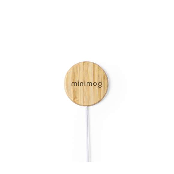 Cargador inalámbrico magnético 10W de línea nature, con carcasa fabricada en resistente bambú. Con indicador de estado de carga y cable USB de 1m. Incluye accesorio metálico con adhesivo 3M, de fijación extra fuerte y libre de residuo al despegarlo del dispositivo, permitiendo así el uso de la función magnética del cargador en cualquier dispositivo móvil. Compatible con terminales equipados con tecnología de carga inalámbrica. Amplia superficie de marcaje y presentado en atractiva caja de diseño eco. Disponible manual de instrucciones en español e inglés.
