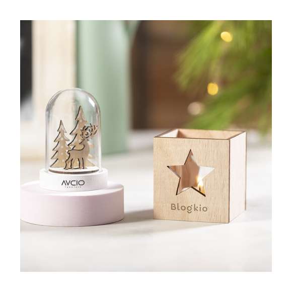 Vela aromática navideña de línea nature y aroma vainilla. Fabricada en cristal, con caja de madera troquelada y original diseño. Presentada en caja individual de color natural.