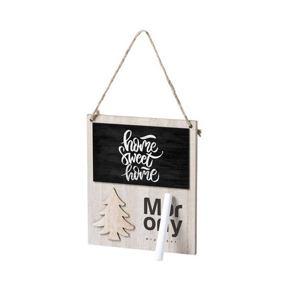 Adorno de navidad de línea nature, con pizarra y original diseño troquelado de árbol de navidad, fabricado en madera de tacto suave. Parte trasera imantada y cordón para colgar en yute. Incluye tiza para escribir. Presentada en bolsa individual.