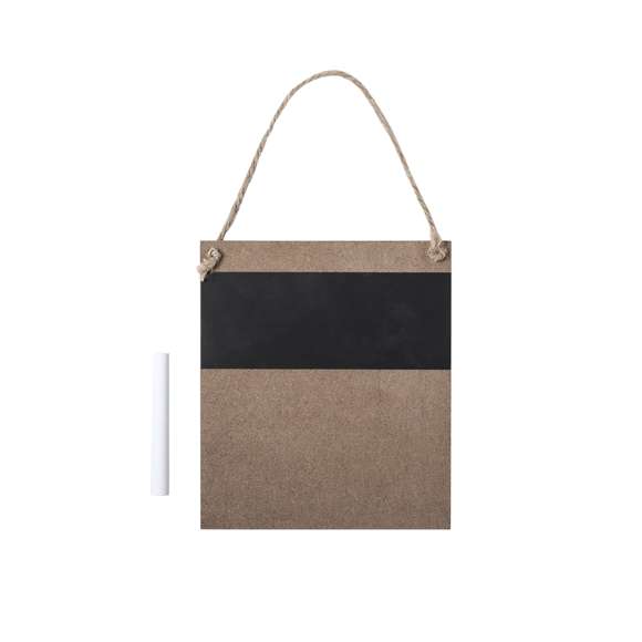 Adorno de navidad de línea nature, con pizarra y original diseño troquelado de árbol de navidad, fabricado en madera de tacto suave. Parte trasera imantada y cordón para colgar en yute. Incluye tiza para escribir. Presentada en bolsa individual.