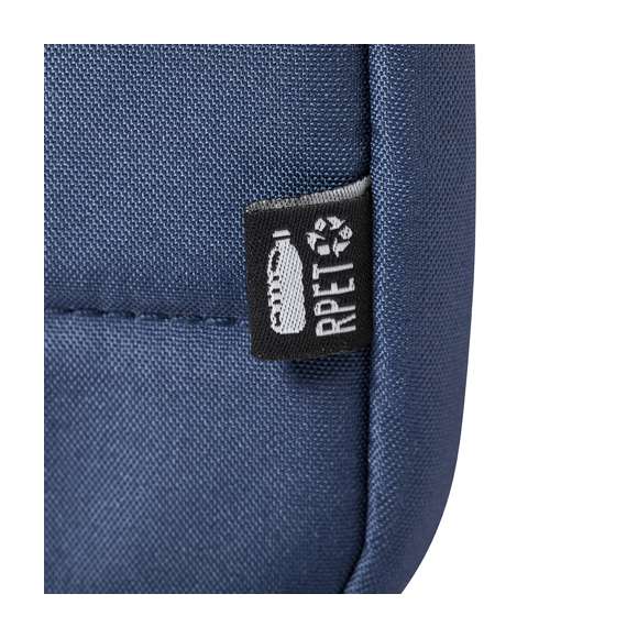 Maletín de línea nature con diseño urbano y acolchado total. Fabricado en resistente RPET 300D elaborado a partir de plástico reciclado, para así fomentar la reutilización de residuos plásticos y contribuir a la sostenibilidad del planeta. Accesorio para ajuste en trolley, con compartimento interior acolchado para ordenador portátil de hasta 15 pulgadas. Bolsillo principal con cierre de cremallera y tirador metálico. Cómodas asas de transporte reforzadas y cinta bandolera ajustable, con refuerzo acolchado para hombro y cierres giratorios de mosquetón. Distintivo RPET en etiqueta.