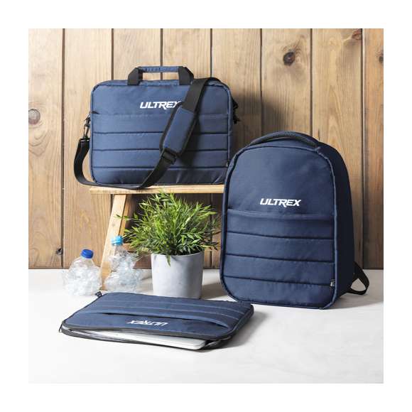 Funda para ordenador portátil de línea nature y acolchado total, para portátiles de hasta 15 pulgadas. Fabricada en resistente RPET 300D elaborado a partir de plástico reciclado, para así fomentar la reutilización de residuos plásticos y contribuir a la sostenibilidad del planeta. Bolsillo principal con cierre de cremallera y tirador metálico. Distintivo RPET en etiqueta.