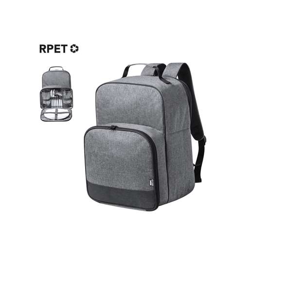 Mochila nevera para picnic de línea nature, fabricada en resistente RPET 600D de alta calidad, elaborado a partir de plástico reciclado para así fomentar la reutilización de residuos plásticos y contribuir a la sostenibilidad del planeta. Ideal para 2 personas, con bolsillo independiente para un almacenaje seguro. Incluye 2 vasos, 2 cuchillos, 2 cucharas, 2 tenedores, 2 platos y 2 servilletas. Compartimento nevera con interior en PEVA y cómoda asa de transporte. Cintas y parte trasera acolchadas. Distintivo RPET en etiqueta.