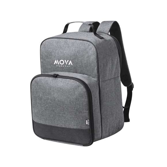 Mochila nevera para picnic de línea nature, fabricada en resistente RPET 600D de alta calidad, elaborado a partir de plástico reciclado para así fomentar la reutilización de residuos plásticos y contribuir a la sostenibilidad del planeta. Ideal para 2 personas, con bolsillo independiente para un almacenaje seguro. Incluye 2 vasos, 2 cuchillos, 2 cucharas, 2 tenedores, 2 platos y 2 servilletas. Compartimento nevera con interior en PEVA y cómoda asa de transporte. Cintas y parte trasera acolchadas. Distintivo RPET en etiqueta.