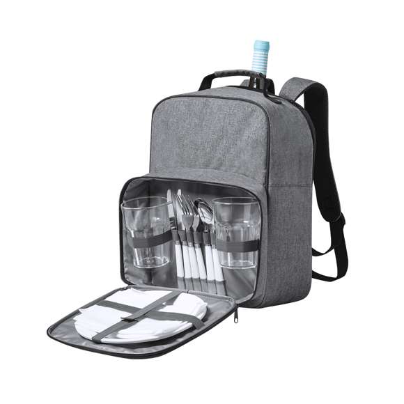 Mochila nevera para picnic de línea nature, fabricada en resistente RPET 600D de alta calidad, elaborado a partir de plástico reciclado para así fomentar la reutilización de residuos plásticos y contribuir a la sostenibilidad del planeta. Ideal para 2 personas, con bolsillo independiente para un almacenaje seguro. Incluye 2 vasos, 2 cuchillos, 2 cucharas, 2 tenedores, 2 platos y 2 servilletas. Compartimento nevera con interior en PEVA y cómoda asa de transporte. Cintas y parte trasera acolchadas. Distintivo RPET en etiqueta.
