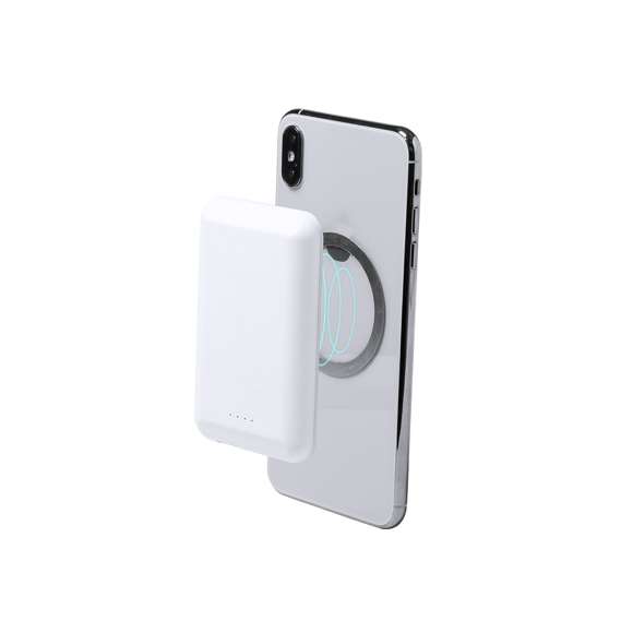 Batería auxiliar externa con tecnología de carga inalámbrica de gran capacidad -5.000 mAh-. De diseño compacto y con fijación magnética para poder usar el dispositivo mientras se produce la carga del mismo. Conexión Tipo-C de entrada de corriente y USB de salida, con cable de carga tipo C incluido. Botón ON/OFF, ledes indicadores de estado de carga y amplia superficie de marcaje. Presentada en atractiva caja de diseño, con manual de instrucciones en español e inglés. Incluye anillo adhesivo, siendo válido para todos los dispositivos con tecnología Magsafe y Qi.Las capacidades mostradas en todas nuestras baterías auxiliares externas son reales, incorporando todas ellas baterías de grado A y no recicladas, con una vida útil de al menos 500 ciclos de carga y según normativa CE. Además, están fabricadas conforme a los estándares RoHS y en cumplimiento con los siguientes requisitos de seguridad: Sistema de protección contra sobrecarga del power bank. Sistema de protección contra descarga completa que proporciona una mayor durabilidad del power bank. Sistema de bloqueo para evitar cortocircuitos. Sistema de transferencia de carga constante, acorde con la capacidad del dispositivo de destino.