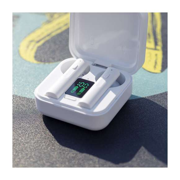 Auriculares intraurales en elegante acabado blanco y conexión Bluetooth® 5.0. Con panel de carga solar integrado en la tapa y pantalla LCD interior con indicador de estado de carga. De diseño ergonómico, incluyen botón de control integrado en el auricular, con base a juego. Función manos libres y recargables con energía solar o mediante cable micro USB -incluido-. Presentados en estuche individual premium con apertura de bisagra y en atractiva caja de diseño, con manual de instrucciones en español e inglés.