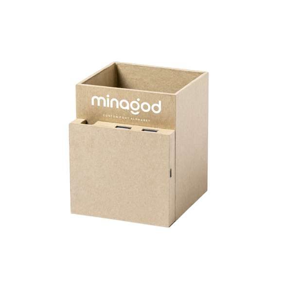 Lapicero multifunción 4 en 1 de línea nature fabricado en cartón reciclado, contribuyendo a la conservación de los bosques y reduciendo considerablemente la huella de carbono.  Con funciones lapicero, soporte para smartphone, cargador inalámbrico y puerto USB (2xUSB 2.0). Diseño plegable con ajuste magnético. Compatible con smartphones con tecnología de carga inalámbrica. Incluye cable micro USB en color blanco de 1 metro de largo. Presentado en atractiva caja de diseño eco, con manual de instrucciones en español e inglés.