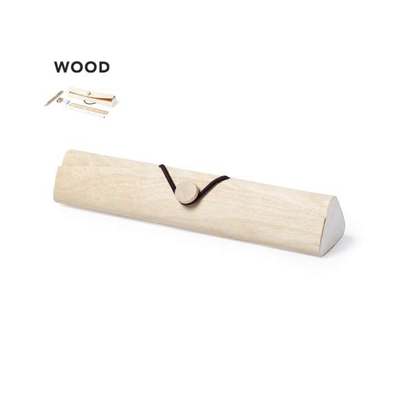 Estuche de línea nature fabricado en madera, con cinta elástica de cierre. 5 accesorios incluidos:  1 x bolígrafo de mecanismo pulsador en cartón reciclado, con accesorios en caña de trigo y tinta azul. Distintivo caña de trigo en la parte superior del bolígrafo. 1 x lápiz de madera de 177 mm de largo x 7mm de diámetro (punta sin afilar) 1 x regla de madera de 15 cm / 6 pulgadas 1 x sacapuntas de madera 1 x goma blanca