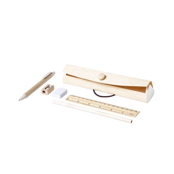 Estuche de línea nature fabricado en madera, con cinta elástica de cierre. 5 accesorios incluidos:  1 x bolígrafo de mecanismo pulsador en cartón reciclado, con accesorios en caña de trigo y tinta azul. Distintivo caña de trigo en la parte superior del bolígrafo. 1 x lápiz de madera de 177 mm de largo x 7mm de diámetro (punta sin afilar) 1 x regla de madera de 15 cm / 6 pulgadas 1 x sacapuntas de madera 1 x goma blanca