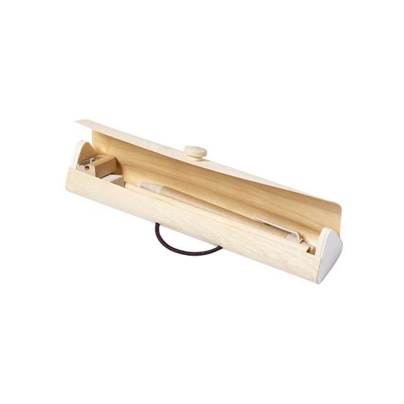 Estuche de línea nature fabricado en madera, con cinta elástica de cierre. 5 accesorios incluidos:  1 x bolígrafo de mecanismo pulsador en cartón reciclado, con accesorios en caña de trigo y tinta azul. Distintivo caña de trigo en la parte superior del bolígrafo. 1 x lápiz de madera de 177 mm de largo x 7mm de diámetro (punta sin afilar) 1 x regla de madera de 15 cm / 6 pulgadas 1 x sacapuntas de madera 1 x goma blanca