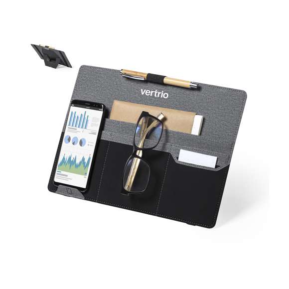 Elegante y práctico organizador con soporte imantado, ideal para facilitar el trabajo o uso de portátil en cualquier lugar o espacio. Fabricado en resistente poliéster gris jaspeado con detalles en polipiel de color negro. Incluye soporte para bolígrafo y smartphone, con 4 bolsillos elásticos para el almacenamiento de diferentes gadgets.