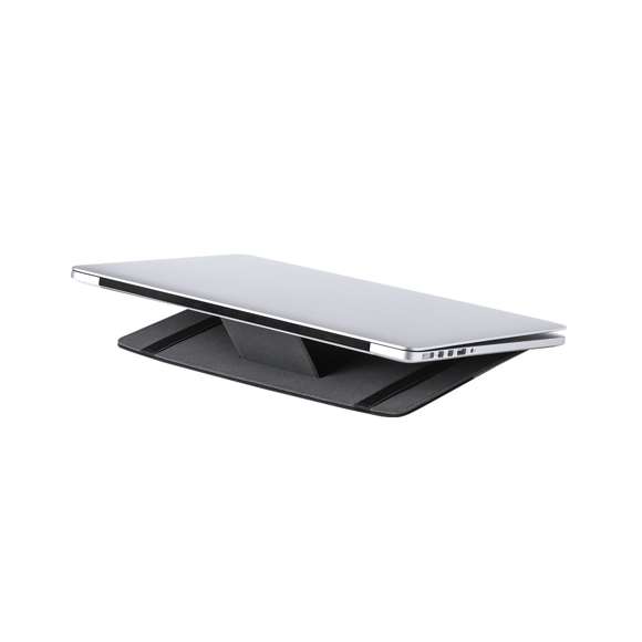 Elegante y práctico organizador con soporte imantado, ideal para facilitar el trabajo o uso de portátil en cualquier lugar o espacio. Fabricado en resistente poliéster gris jaspeado con detalles en polipiel de color negro. Incluye soporte para bolígrafo y smartphone, con 4 bolsillos elásticos para el almacenamiento de diferentes gadgets.