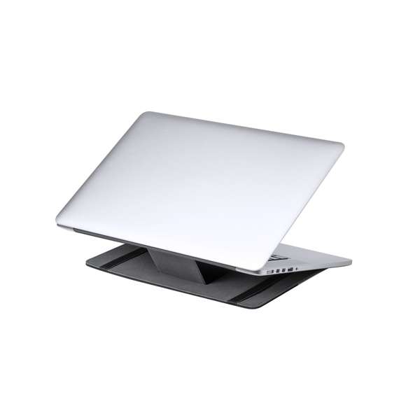 Elegante y práctico organizador con soporte imantado, ideal para facilitar el trabajo o uso de portátil en cualquier lugar o espacio. Fabricado en resistente poliéster gris jaspeado con detalles en polipiel de color negro. Incluye soporte para bolígrafo y smartphone, con 4 bolsillos elásticos para el almacenamiento de diferentes gadgets.