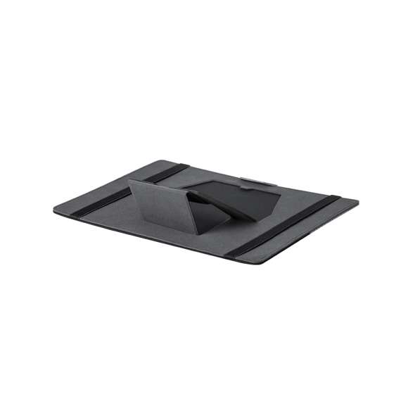 Elegante y práctico organizador con soporte imantado, ideal para facilitar el trabajo o uso de portátil en cualquier lugar o espacio. Fabricado en resistente poliéster gris jaspeado con detalles en polipiel de color negro. Incluye soporte para bolígrafo y smartphone, con 4 bolsillos elásticos para el almacenamiento de diferentes gadgets.