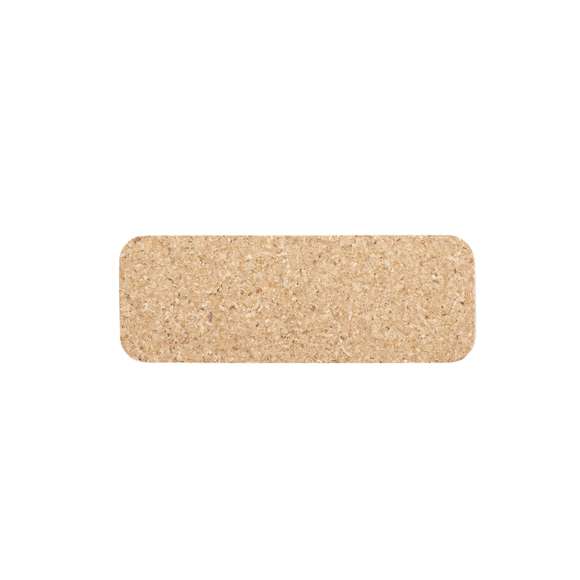Identificador de línea nature fabricado en corcho natural, para así fomentar la utilización de materias primas naturales y reducir las emisiones contaminantes. Fijación de seguridad con imperdible en la parte trasera.