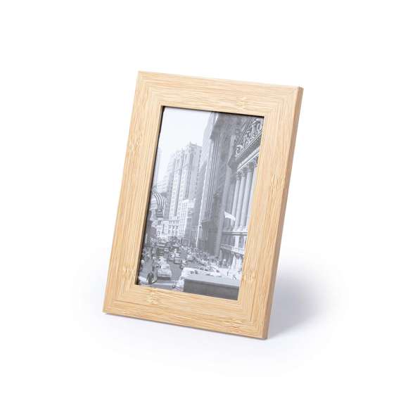 Portafotos de línea nature fabricado en MDF, con cristal de protección y soporte posterior para orientación en horizontal o en vertical. Diseñado para fotografías con tamaño de hasta 10x15 cm. Presentado en atractiva caja individual de diseño eco.