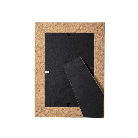  	Portafotos de línea nature fabricado en corcho, con cristal de protección y soporte posterior para orientación en horizontal o en vertical. Diseñado para fotografías con tamaño de hasta 10x15 cm. Presentado en atractiva caja individual de diseño eco.