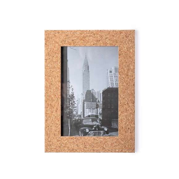  	Portafotos de línea nature fabricado en corcho, con cristal de protección y soporte posterior para orientación en horizontal o en vertical. Diseñado para fotografías con tamaño de hasta 10x15 cm. Presentado en atractiva caja individual de diseño eco.
