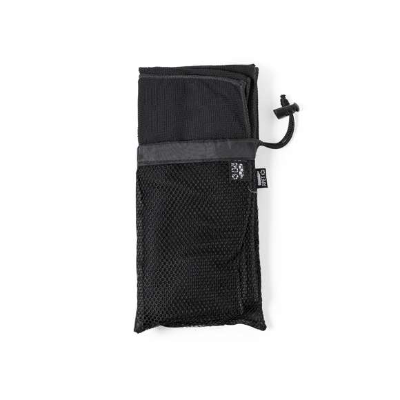  	Toalla absorbente de línea nature. Fabricada en RPET de 160g/m2, elaborado a partir de plástico reciclado para así fomentar la reutilización de residuos plásticos y contribuir a la sostenibilidad del planeta. Tamaño 50x100 cm, presentada en funda individual de redecilla RPET con parte trasera lisa y disponible en variada gama de colores. Con distintivo RPET en etiqueta.