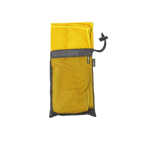  	Toalla absorbente de línea nature. Fabricada en RPET de 160g/m2, elaborado a partir de plástico reciclado para así fomentar la reutilización de residuos plásticos y contribuir a la sostenibilidad del planeta. Tamaño 50x100 cm, presentada en funda individual de redecilla RPET con parte trasera lisa y disponible en variada gama de colores. Con distintivo RPET en etiqueta.