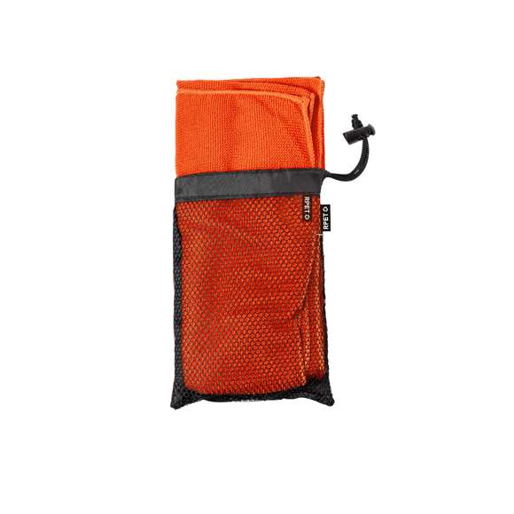  	Toalla absorbente de línea nature. Fabricada en RPET de 160g/m2, elaborado a partir de plástico reciclado para así fomentar la reutilización de residuos plásticos y contribuir a la sostenibilidad del planeta. Tamaño 50x100 cm, presentada en funda individual de redecilla RPET con parte trasera lisa y disponible en variada gama de colores. Con distintivo RPET en etiqueta.