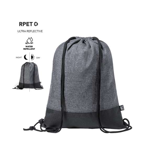 Mochila de cuerdas reflectante de línea nature en resistente poliéster 600D RPET, elaborado a partir de plástico reciclado, para así fomentar la reutilización de residuos plásticos y ayudar a la sostenibilidad del planeta.  En elegante combinación de colores negro y gris, con cuerdas autocierre en negro. Etiqueta distintiva RPET. Fabricada empleando filamentos con gran capacidad para reflejar intensamente la luz, gracias a millones de pigmentos reflectantes y basándose en el principio de la retro-reflexión de la luz, una propiedad de visibilidad nocturna que consiste en la refracción de la luz hacia la fuente de origen de la misma.