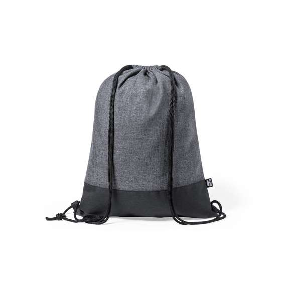 Mochila de cuerdas reflectante de línea nature en resistente poliéster 600D RPET, elaborado a partir de plástico reciclado, para así fomentar la reutilización de residuos plásticos y ayudar a la sostenibilidad del planeta.  En elegante combinación de colores negro y gris, con cuerdas autocierre en negro. Etiqueta distintiva RPET. Fabricada empleando filamentos con gran capacidad para reflejar intensamente la luz, gracias a millones de pigmentos reflectantes y basándose en el principio de la retro-reflexión de la luz, una propiedad de visibilidad nocturna que consiste en la refracción de la luz hacia la fuente de origen de la misma.