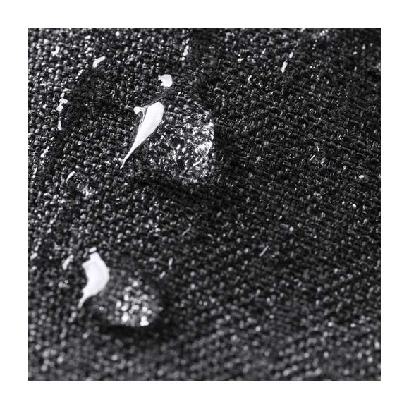 Mochila de cuerdas reflectante de línea nature en resistente poliéster 600D RPET, elaborado a partir de plástico reciclado, para así fomentar la reutilización de residuos plásticos y ayudar a la sostenibilidad del planeta.  En elegante combinación de colores negro y gris, con cuerdas autocierre en negro. Etiqueta distintiva RPET. Fabricada empleando filamentos con gran capacidad para reflejar intensamente la luz, gracias a millones de pigmentos reflectantes y basándose en el principio de la retro-reflexión de la luz, una propiedad de visibilidad nocturna que consiste en la refracción de la luz hacia la fuente de origen de la misma.