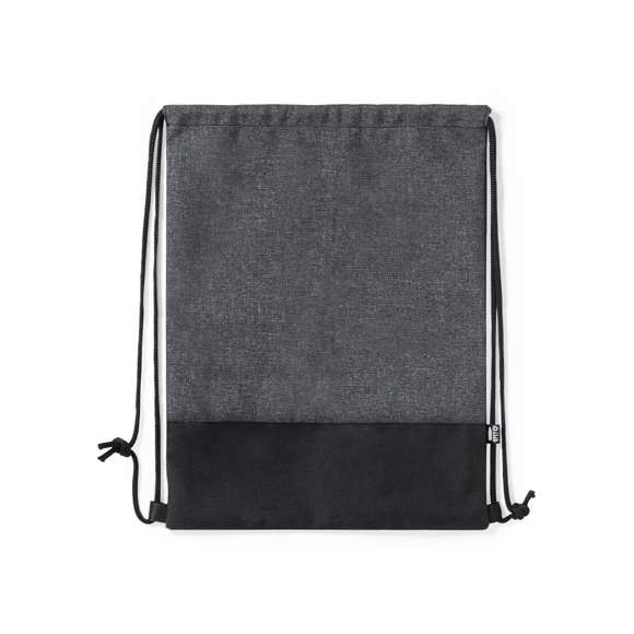 Mochila de cuerdas reflectante de línea nature en resistente poliéster 600D RPET, elaborado a partir de plástico reciclado, para así fomentar la reutilización de residuos plásticos y ayudar a la sostenibilidad del planeta.  En elegante combinación de colores negro y gris, con cuerdas autocierre en negro. Etiqueta distintiva RPET. Fabricada empleando filamentos con gran capacidad para reflejar intensamente la luz, gracias a millones de pigmentos reflectantes y basándose en el principio de la retro-reflexión de la luz, una propiedad de visibilidad nocturna que consiste en la refracción de la luz hacia la fuente de origen de la misma.
