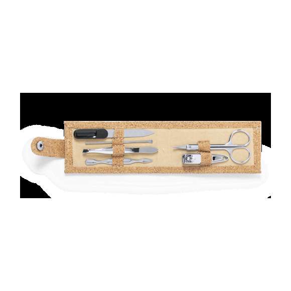 Set de manicura de línea nature con funda fabricada en corcho, para así fomentar la utilización de materias primas naturales y reducir las emisiones contaminantes. Incluye 6 accesorios de acero inox: tijeras, pinzas, cortaúñas, lima y 2 quitacutículas. Soportes interiores para accesorios y cierre de corchete. Totalmente desplegable para fácil marcaje.