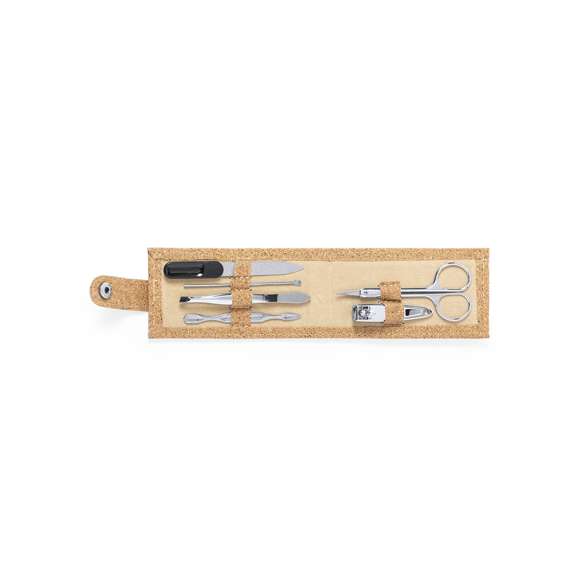 Set de manicura de línea nature con funda fabricada en corcho, para así fomentar la utilización de materias primas naturales y reducir las emisiones contaminantes. Incluye 6 accesorios de acero inox: tijeras, pinzas, cortaúñas, lima y 2 quitacutículas. Soportes interiores para accesorios y cierre de corchete. Totalmente desplegable para fácil marcaje.