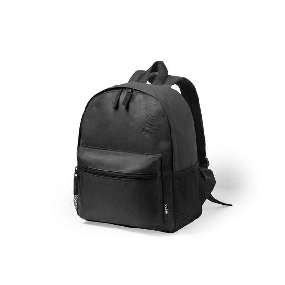Mochila para niños en resistente 600D RPET, elaborado a partir de plástico reciclado, para así fomentar la reutilización de residuos plásticos y ayudar a la sostenibilidad del planeta. Con cierre de cremallera y bolsillo en frontal, tiradores con cinta para fácil apertura y bolsillos laterales de redecilla. Espalda y cintas de hombros acolchadas y ajustables. Distintivo RPET en etiqueta y disponible en variada gama de colores.