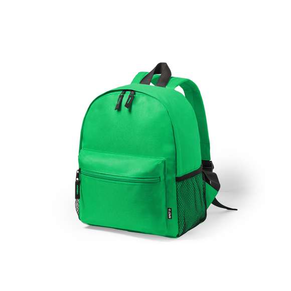 Mochila para niños en resistente 600D RPET, elaborado a partir de plástico reciclado, para así fomentar la reutilización de residuos plásticos y ayudar a la sostenibilidad del planeta. Con cierre de cremallera y bolsillo en frontal, tiradores con cinta para fácil apertura y bolsillos laterales de redecilla. Espalda y cintas de hombros acolchadas y ajustables. Distintivo RPET en etiqueta y disponible en variada gama de colores.