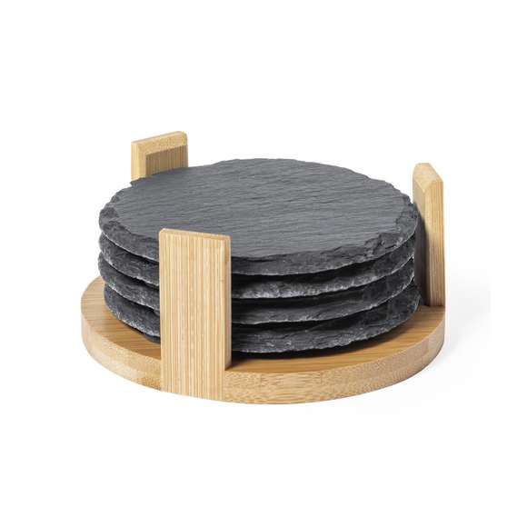 Set de 4posavasos fabricados en pizarra natural, con soporte de bambú. Presentada en atractiva caja individual de diseño acabado kraft.