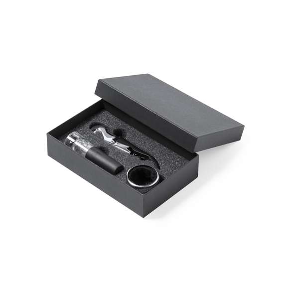Completo set de vinos de sobrio acabado negro, presentado en estuche individual con interior troquelado de espuma y funda de protección en blanco. Incluye recogegotas, sacacorchos en acero inox y tapón bomba de vacío.