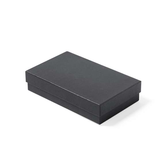 Completo set de vinos de sobrio acabado negro, presentado en estuche individual con interior troquelado de espuma y funda de protección en blanco. Incluye recogegotas, sacacorchos en acero inox y tapón bomba de vacío.