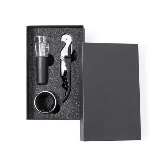 Completo set de vinos de sobrio acabado negro, presentado en estuche individual con interior troquelado de espuma y funda de protección en blanco. Incluye recogegotas, sacacorchos en acero inox y tapón bomba de vacío.