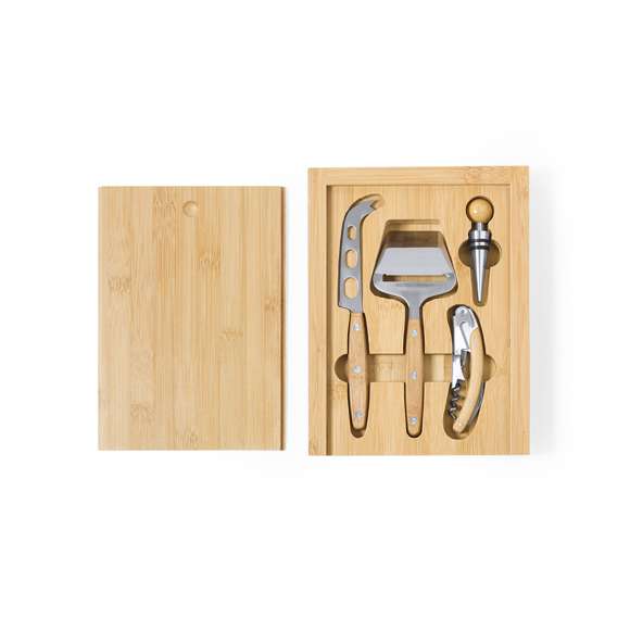 Completo set de vinos y quesos de 4 piezas. Fabricado en bambú, con tapa-tabla de corte y accesorios metálicos con mango de bambú. Incluye sacacorchos, tapón, cuchillo y rallador de queso. Presentado en caja individual de diseño eco.